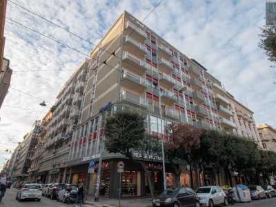 Migriamo quindi in corso Cavour, dove ad angolo con via Principe Amedeo si staglia Palazzo Brunetti. Anche in questo caso i vari utilizzi dei piani sono segnalati da appositi dettagli
